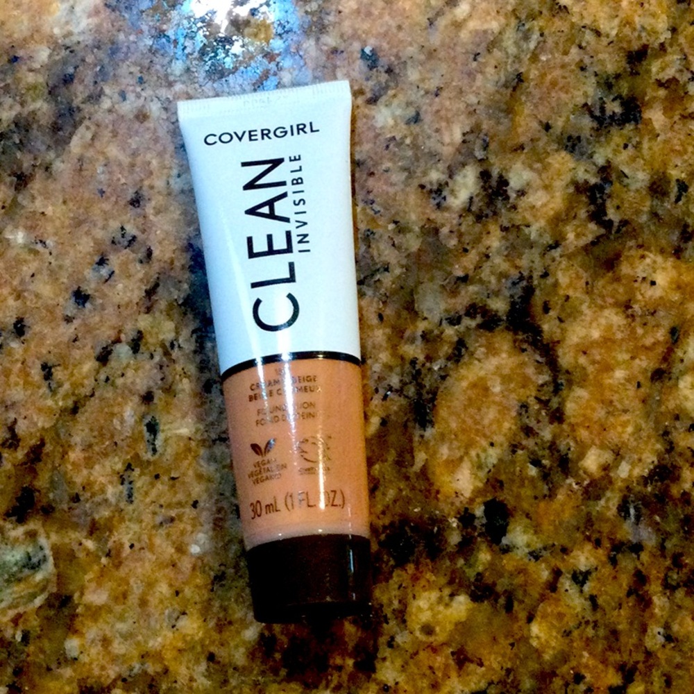 NWT CoverGirl Clean Invisible Foundation - creamy beige